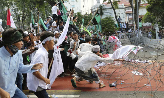 Pengunjuk Rasa 4 November Bentrok dengan Polisi di Depan Istana Presiden